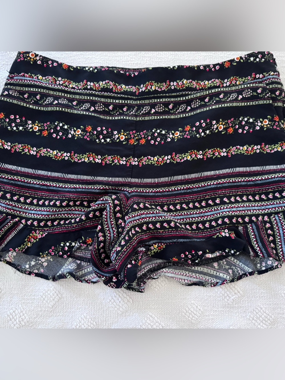 Ann Taylor LOFT Sz 10 Ruffled Hem Shorts Black Floral Stripes
D1